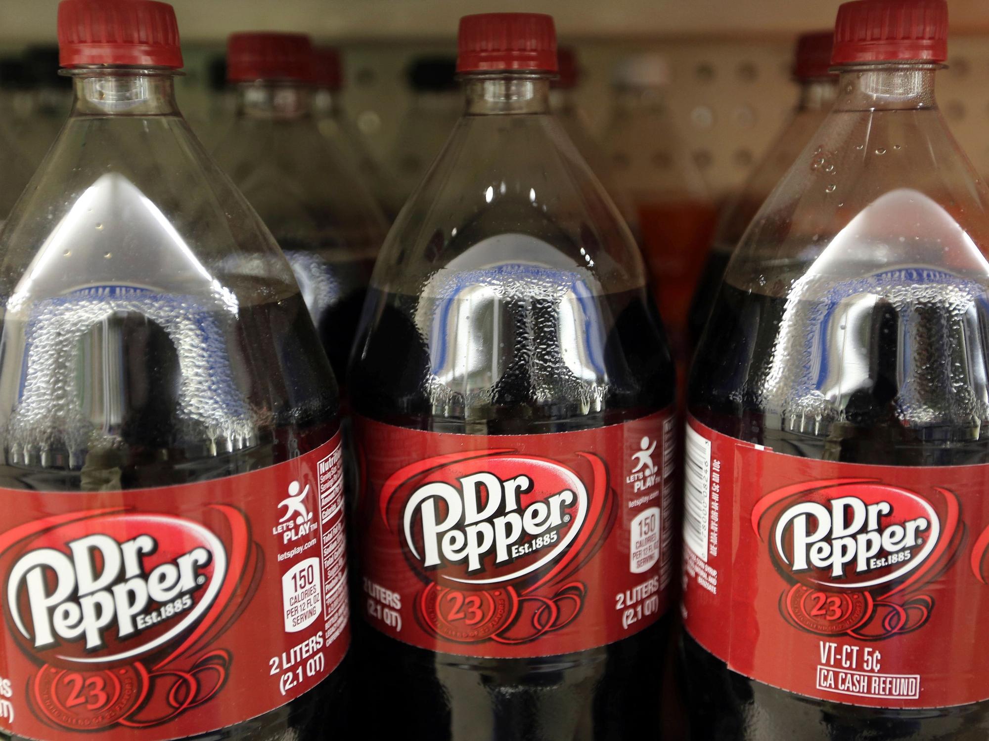 Flaschen mit Dr-Pepper-Cola in einem Verkaufsregal (Foto vom 28. April 2016). Das Kölner Unternehmen Papacks arbeitet jetzt mit dem US-Getränkegiganten Keurig Dr Pepper zusammen.