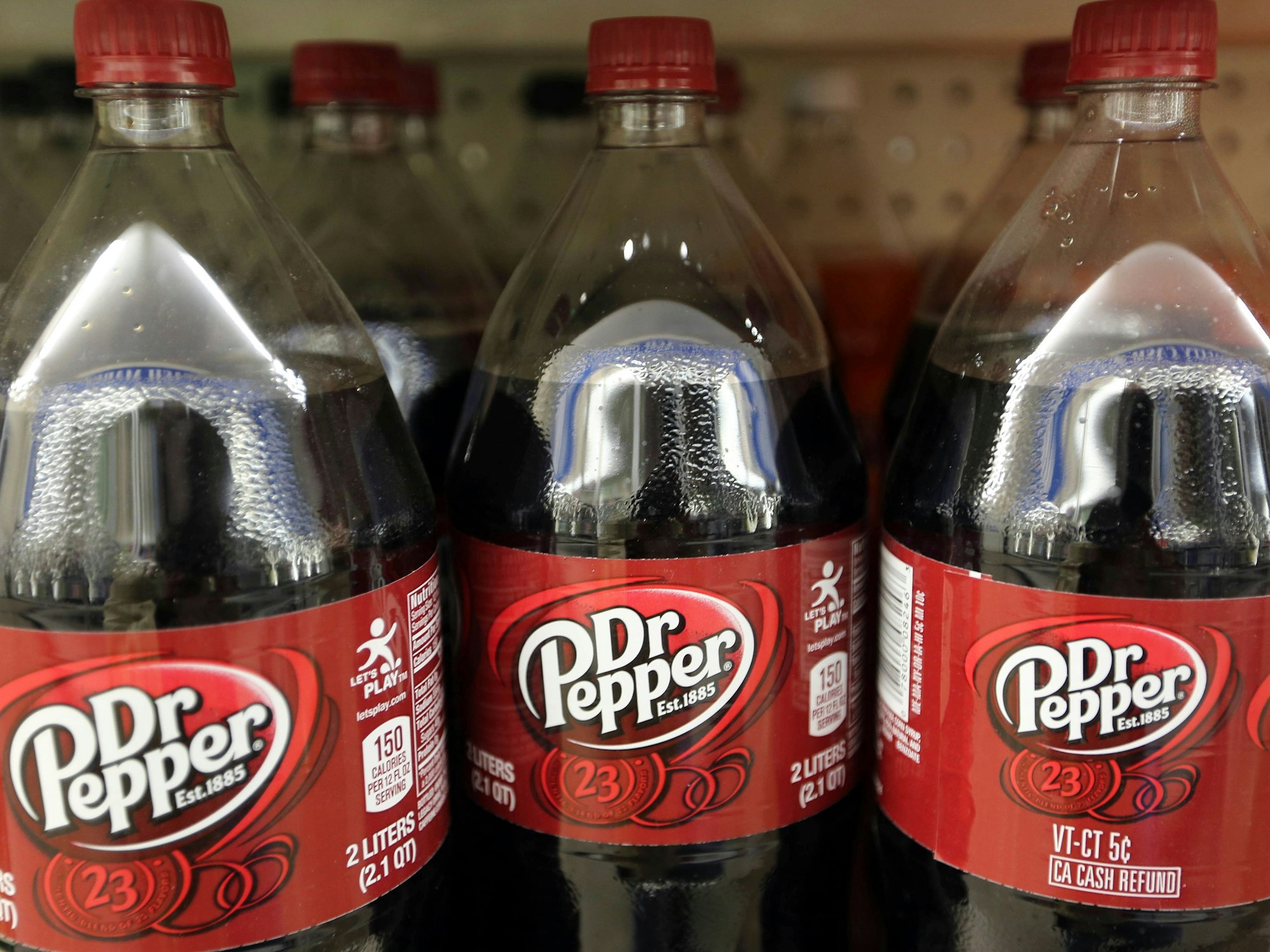 Flaschen mit Dr-Pepper-Cola in einem Verkaufsregal (Foto vom 28. April 2016). Das Kölner Unternehmen Papacks arbeitet jetzt mit dem US-Getränkegiganten Keurig Dr Pepper zusammen.