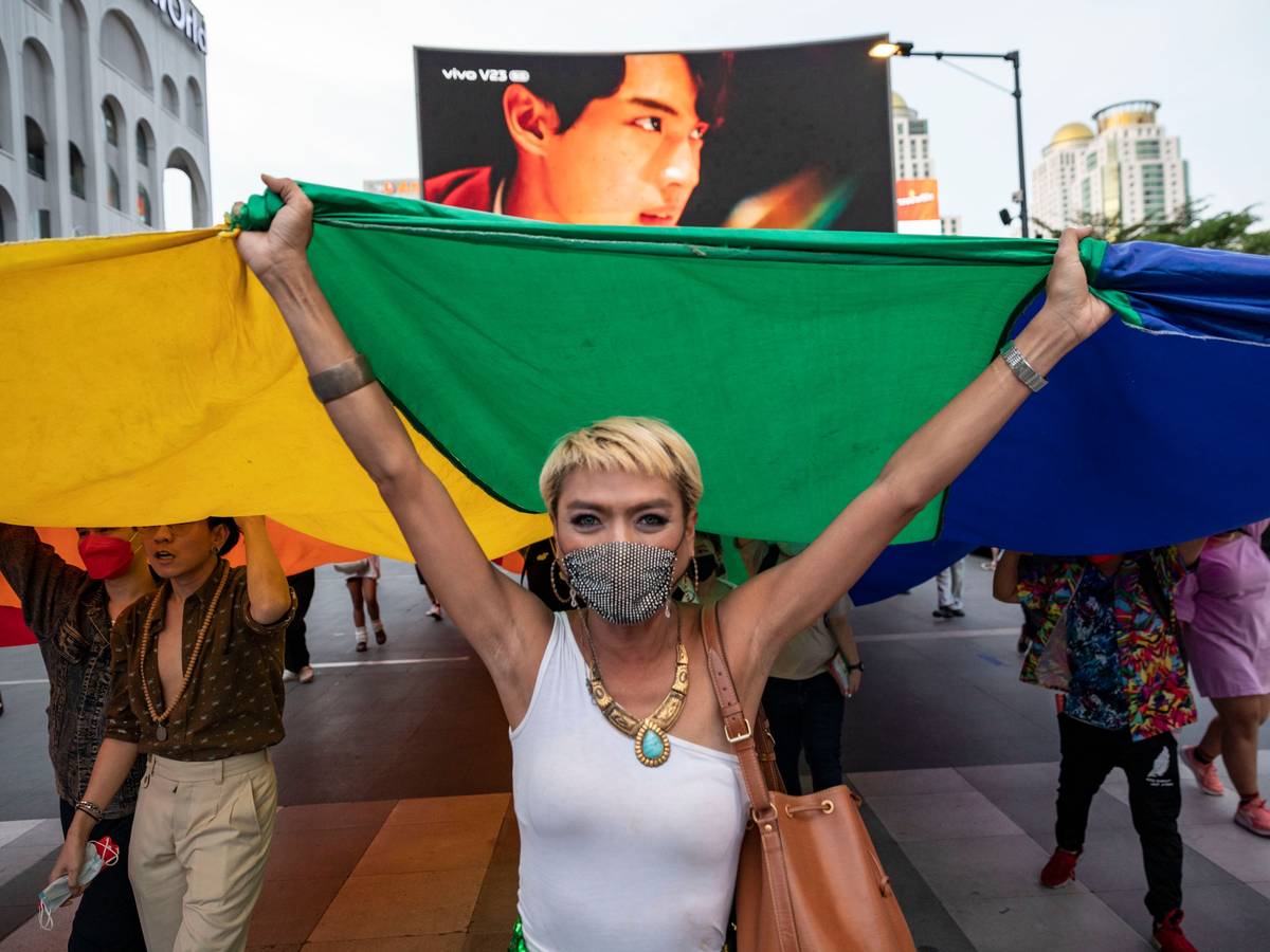 Tata, eine prominente LGBTQ-Aktivistin, protestiert mit der Feminists Liberation Front vor dem Central World am Valentinstag in Bangkok.
