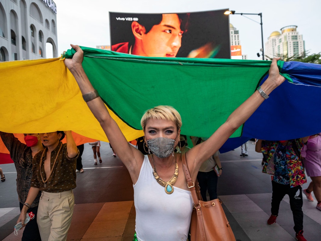 Tata, eine prominente LGBTQ-Aktivistin, protestiert mit der Feminists Liberation Front vor dem Central World am Valentinstag in Bangkok.
