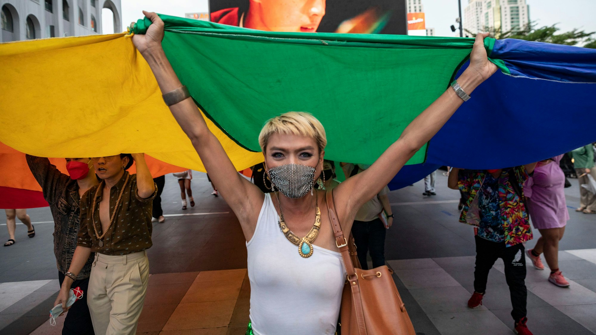 Tata, eine prominente LGBTQ-Aktivistin, protestiert mit der Feminists Liberation Front vor dem Central World am Valentinstag in Bangkok.