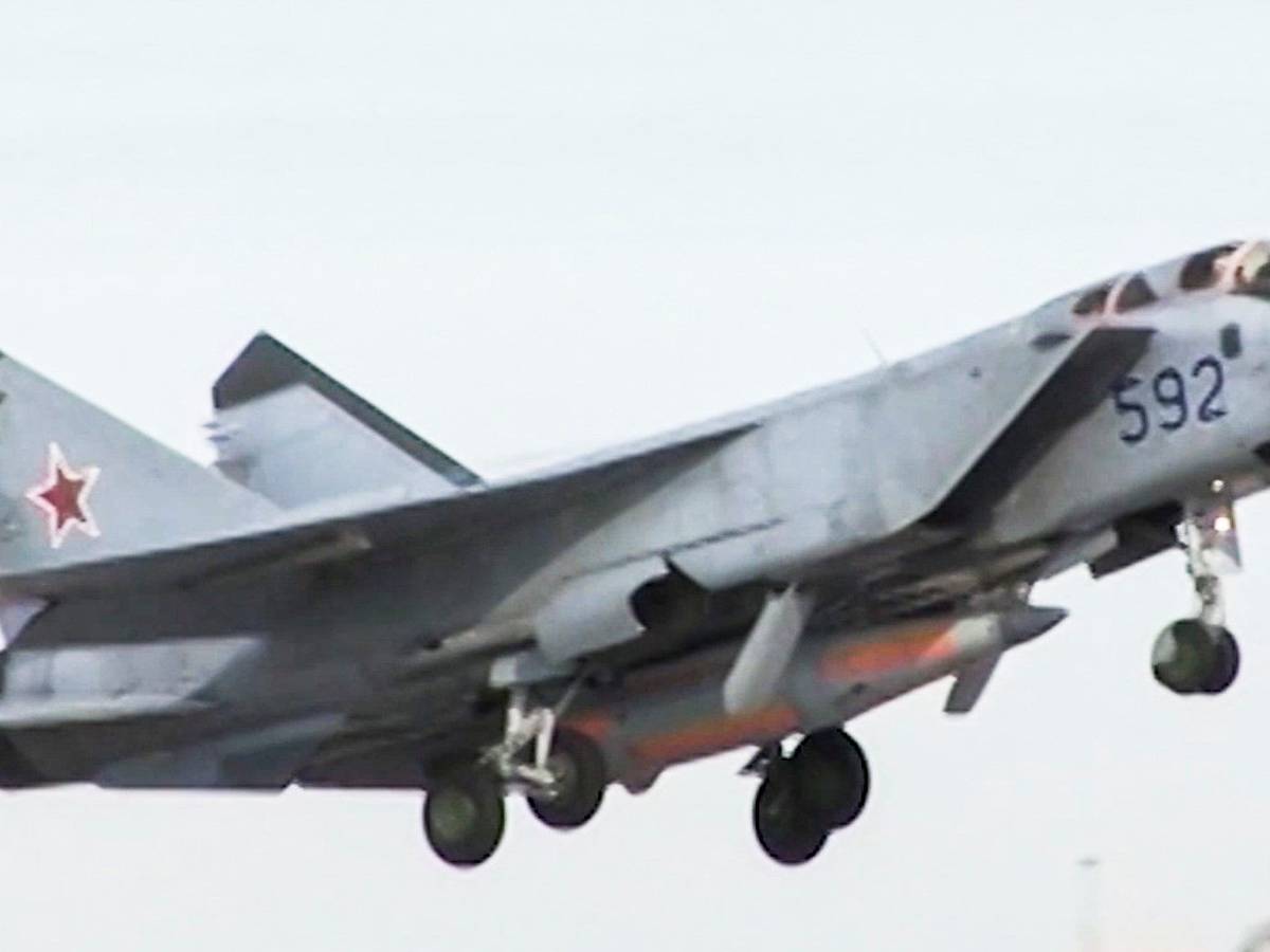 Kinschal: Gewinnt Putin damit etwa den Krieg? Dieses vom russischen Fernsehsender RU-RTR via AP zur Verfügung gestellte Standbild zeigt ein MiG-31 Kampfflugzeug, das mit der neuen Kinzhal (Kinschal)-Hyperschall-Rakete bestückt ist.