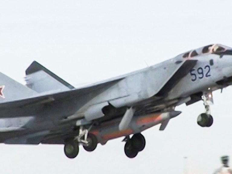 Kinschal: Gewinnt Putin damit etwa den Krieg? Dieses vom russischen Fernsehsender RU-RTR via AP zur Verfügung gestellte Standbild zeigt ein MiG-31 Kampfflugzeug, das mit der neuen Kinzhal (Kinschal)-Hyperschall-Rakete bestückt ist.