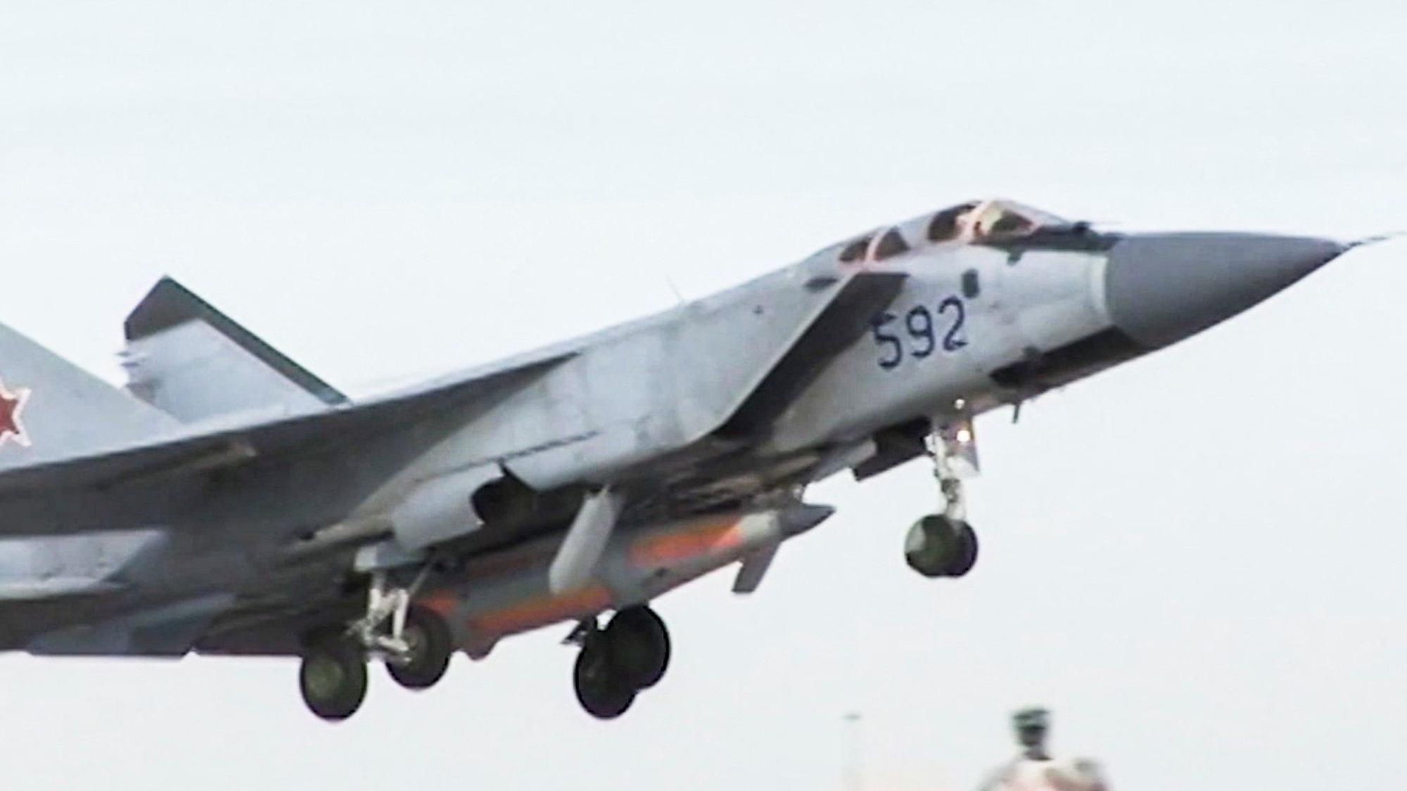 Kinschal: Gewinnt Putin damit etwa den Krieg? Dieses vom russischen Fernsehsender RU-RTR via AP zur Verfügung gestellte Standbild zeigt ein MiG-31 Kampfflugzeug, das mit der neuen Kinzhal (Kinschal)-Hyperschall-Rakete bestückt ist.