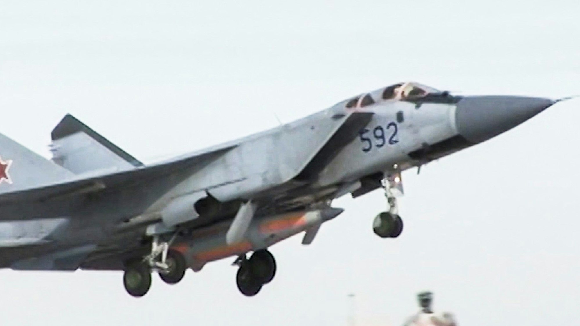 Kinschal: Gewinnt Putin damit etwa den Krieg? Dieses vom russischen Fernsehsender RU-RTR via AP zur Verfügung gestellte Standbild zeigt ein MiG-31 Kampfflugzeug, das mit der neuen Kinzhal (Kinschal)-Hyperschall-Rakete bestückt ist.