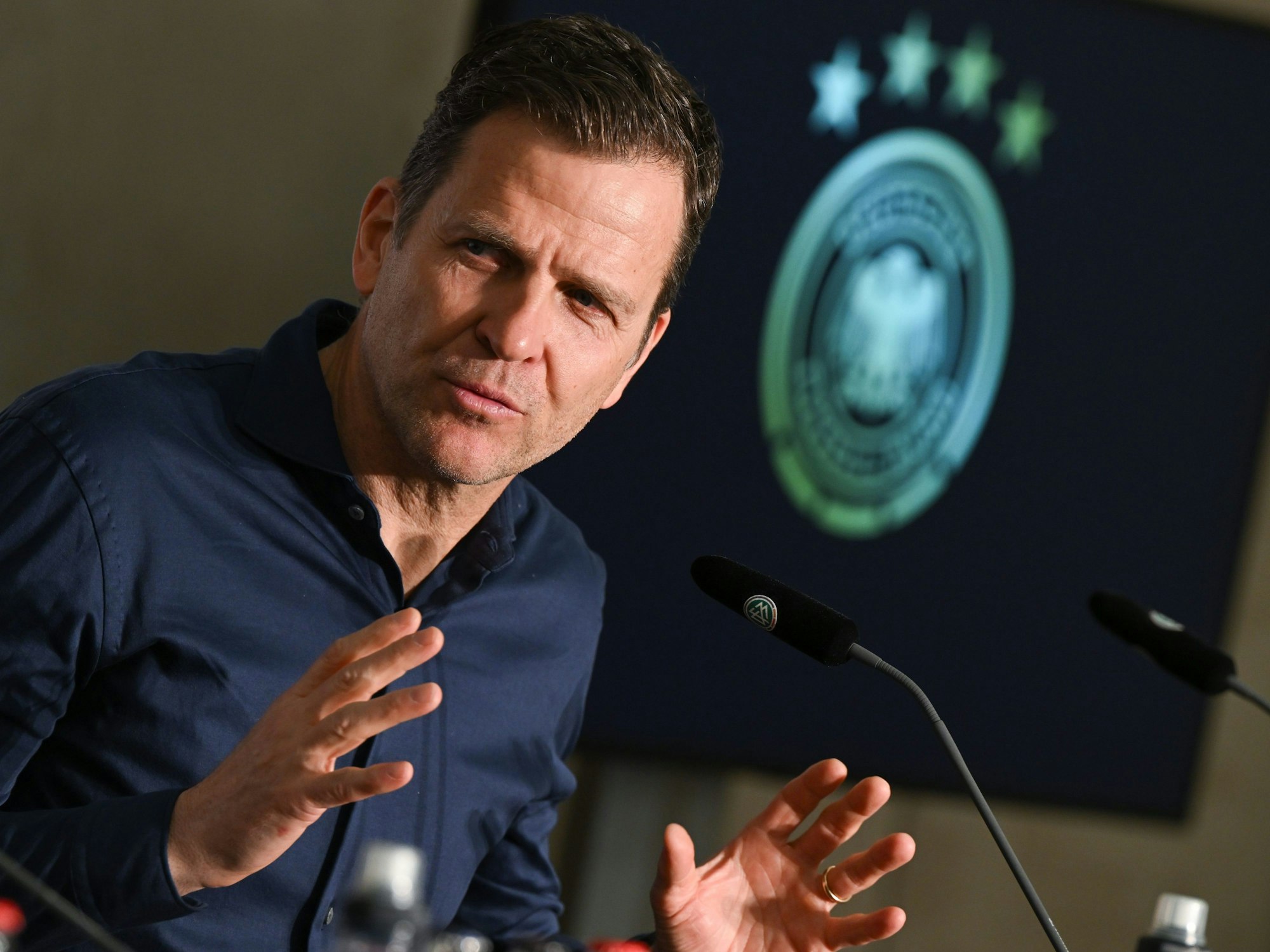Oliver Bierhoff, Geschäftsführer Nationalmannschaften und Akademie, spricht während einer Pressekonferenz im DFB-Mannschaftshotel.