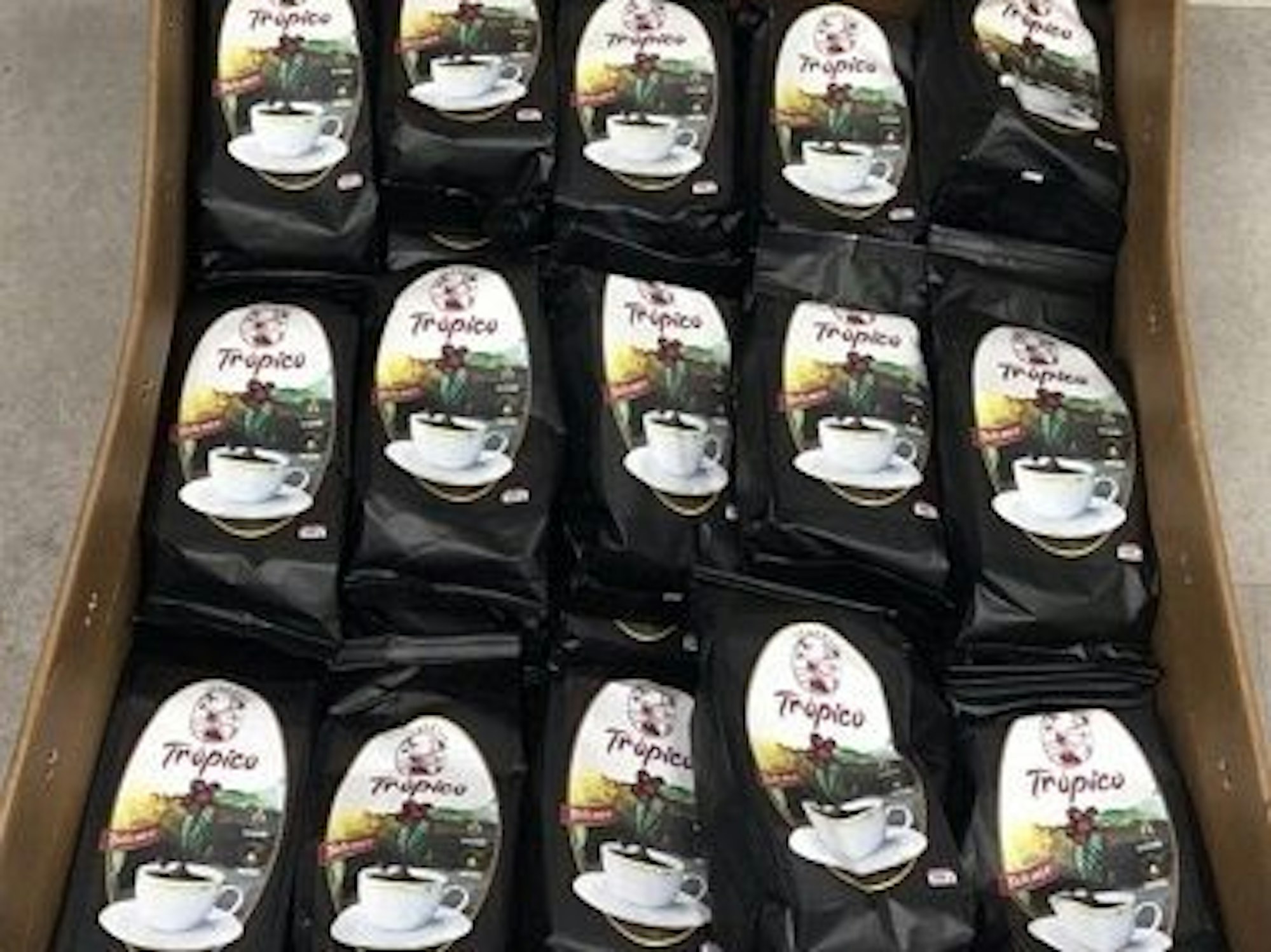 Kaffeepulververpackungen als Schmuggelversteck. In diesen Kapseln wurde schwarz gefärbtes Kokain geschmuggelt.