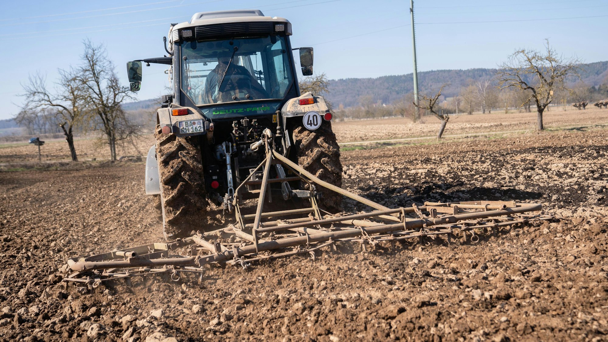 Ein Trecker auf einem Feld. Ein Landwirt hat in Essen mit einer besonderen Aktion für Aufsehen gesorgt.