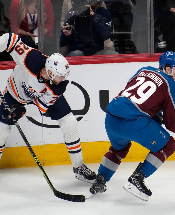 Leon Draisaitl (links) im Zweikampf mit Nathan McKinnon.