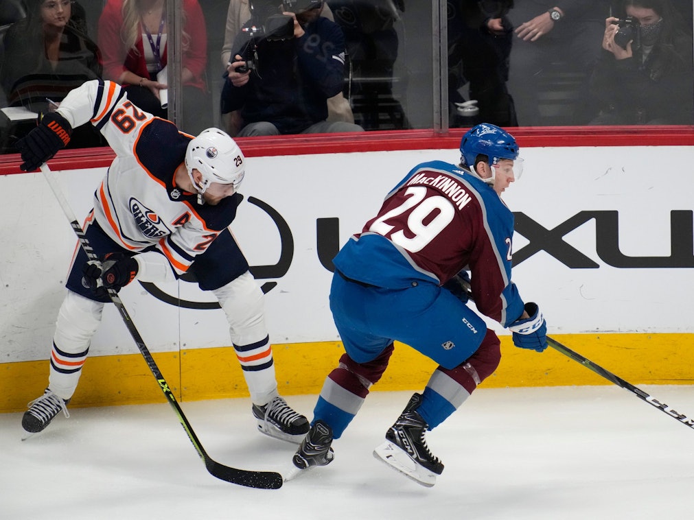 Leon Draisaitl (links) im Zweikampf mit Nathan McKinnon.