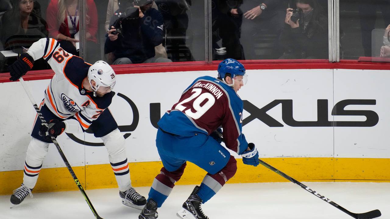 Leon Draisaitl (links) im Zweikampf mit Nathan McKinnon.