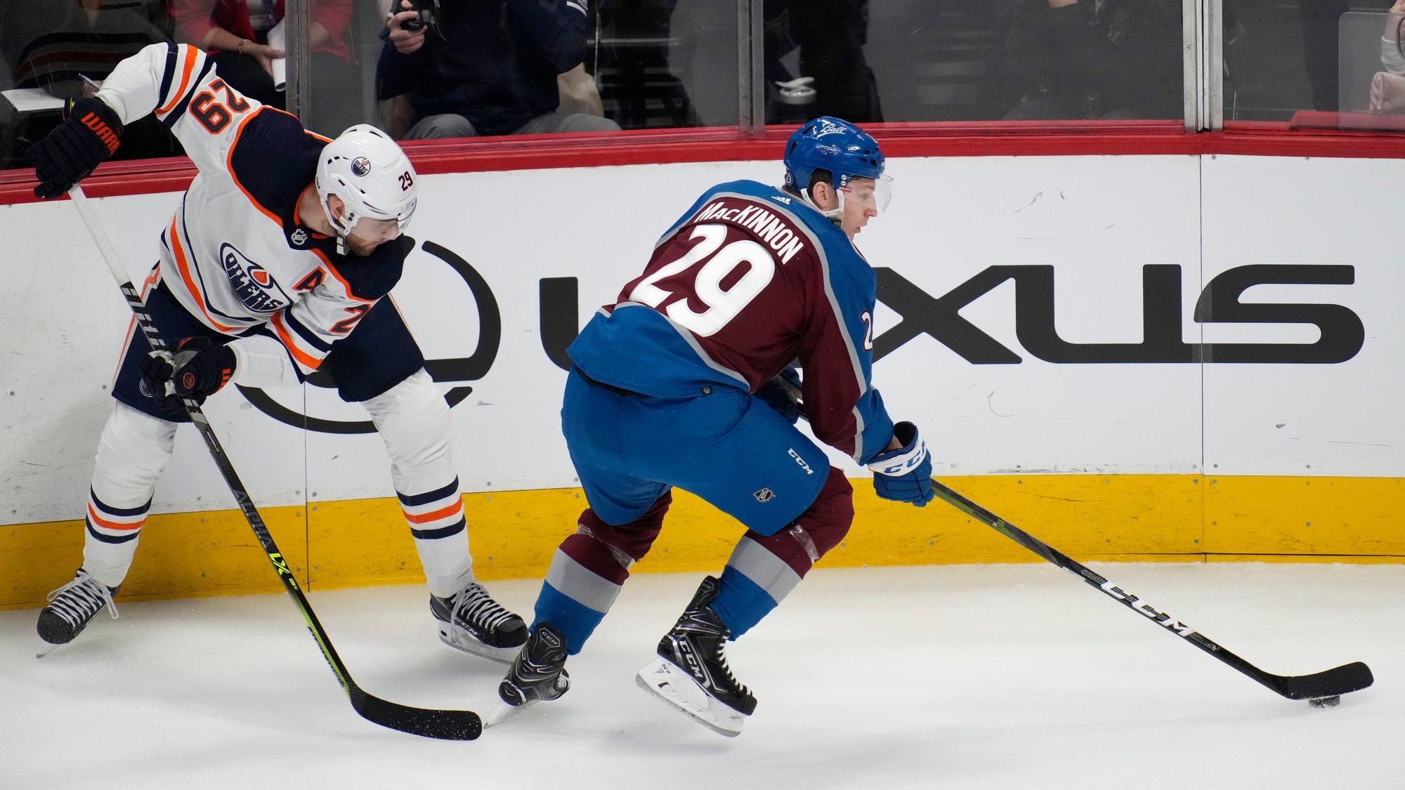 Leon Draisaitl (links) im Zweikampf mit Nathan McKinnon.