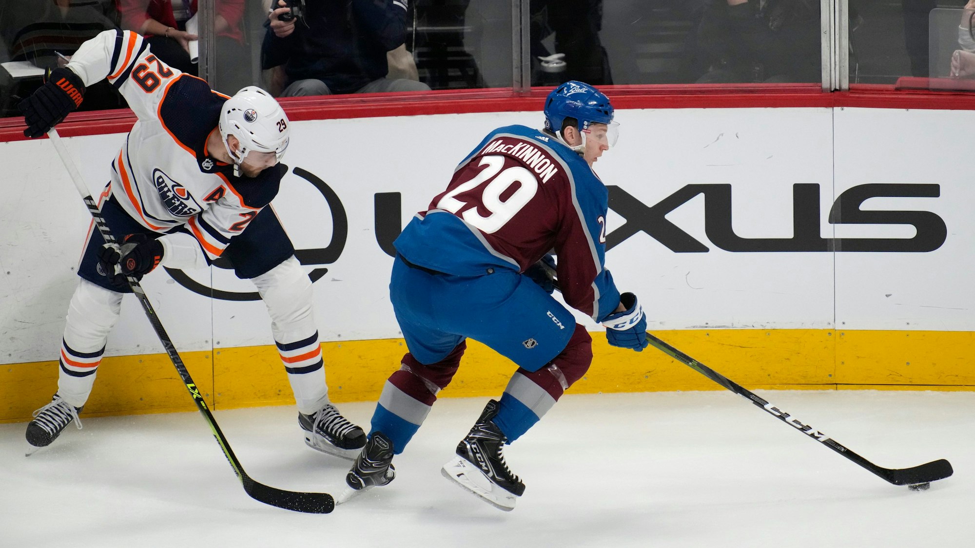 Leon Draisaitl (links) im Zweikampf mit Nathan McKinnon.