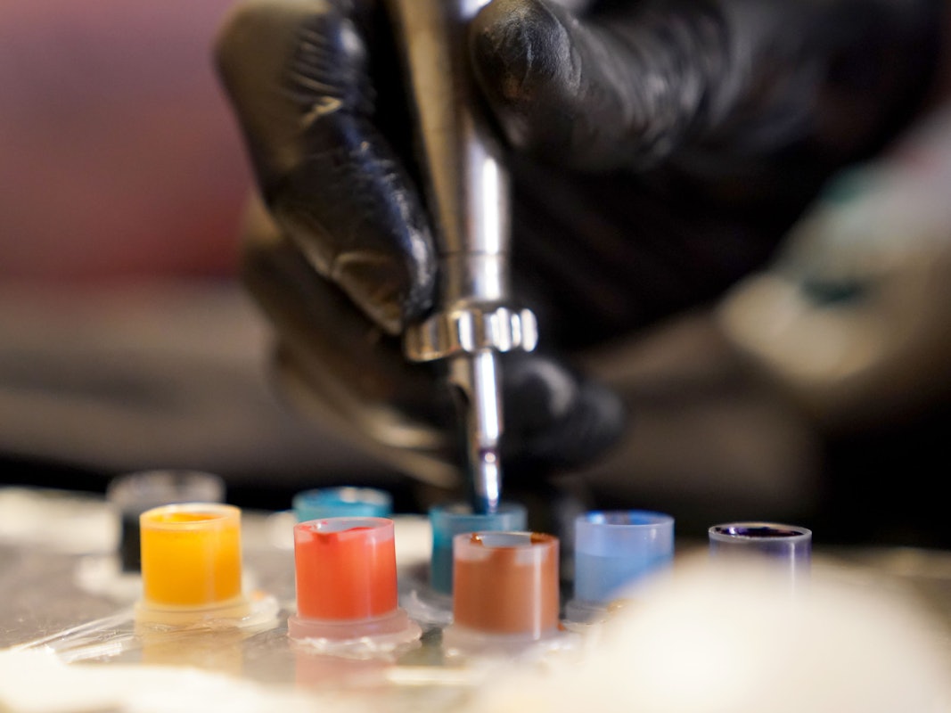 Tattoo-Farben stehen auf einem Tisch in einem Tätowierstudio.