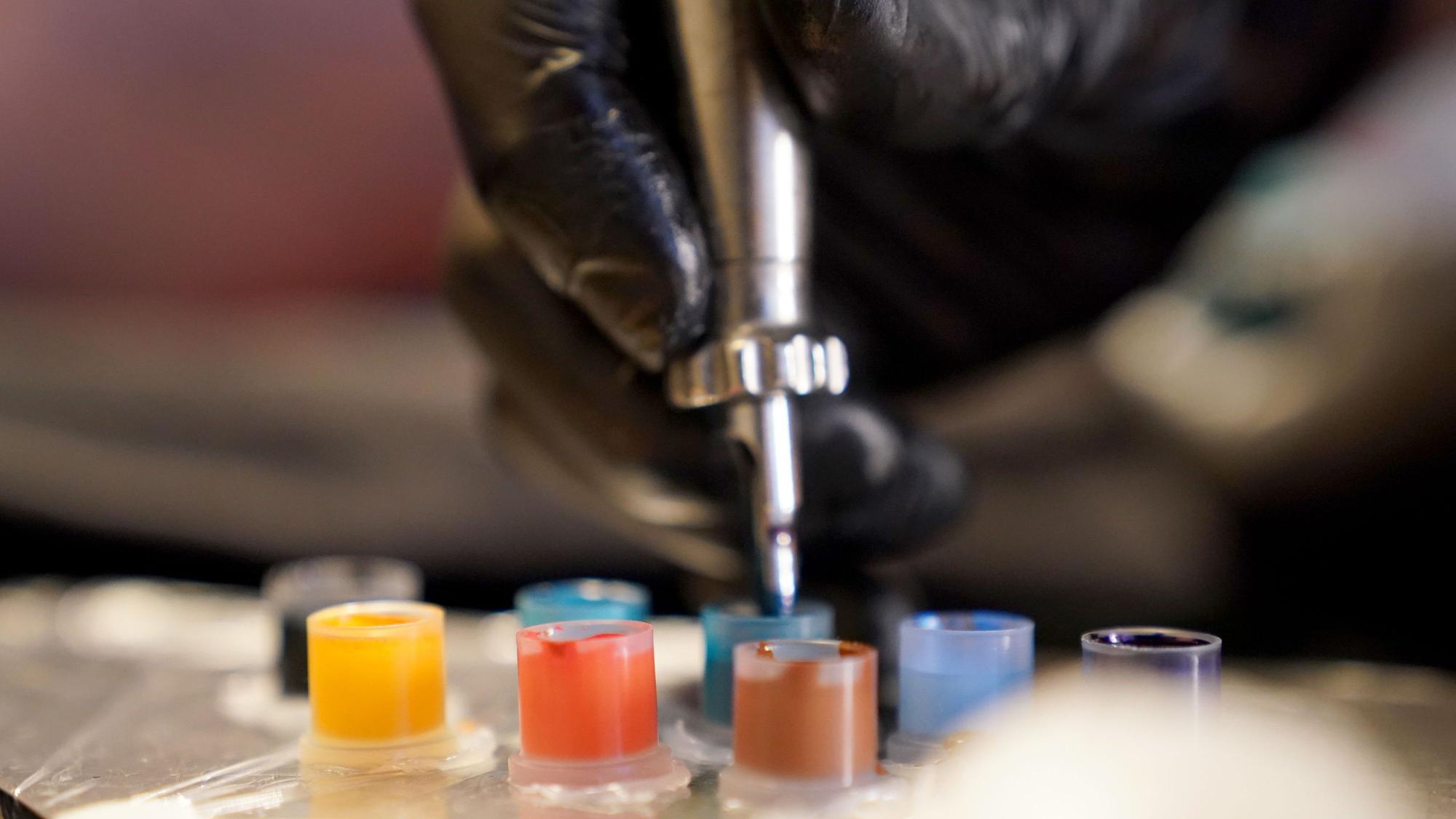 Tattoo-Farben stehen auf einem Tisch in einem Tätowierstudio.