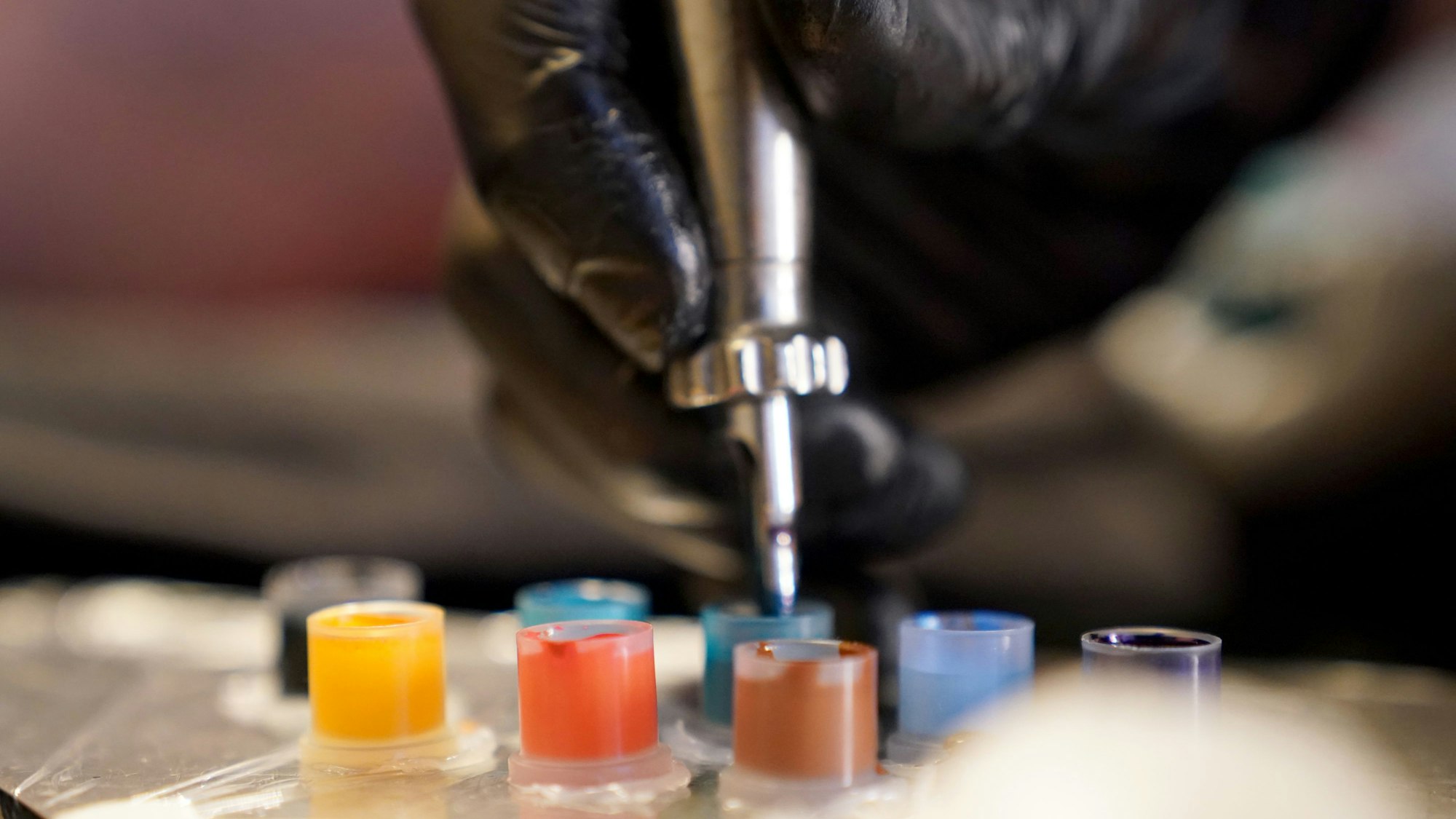 Tattoo-Farben stehen auf einem Tisch in einem Tätowierstudio.