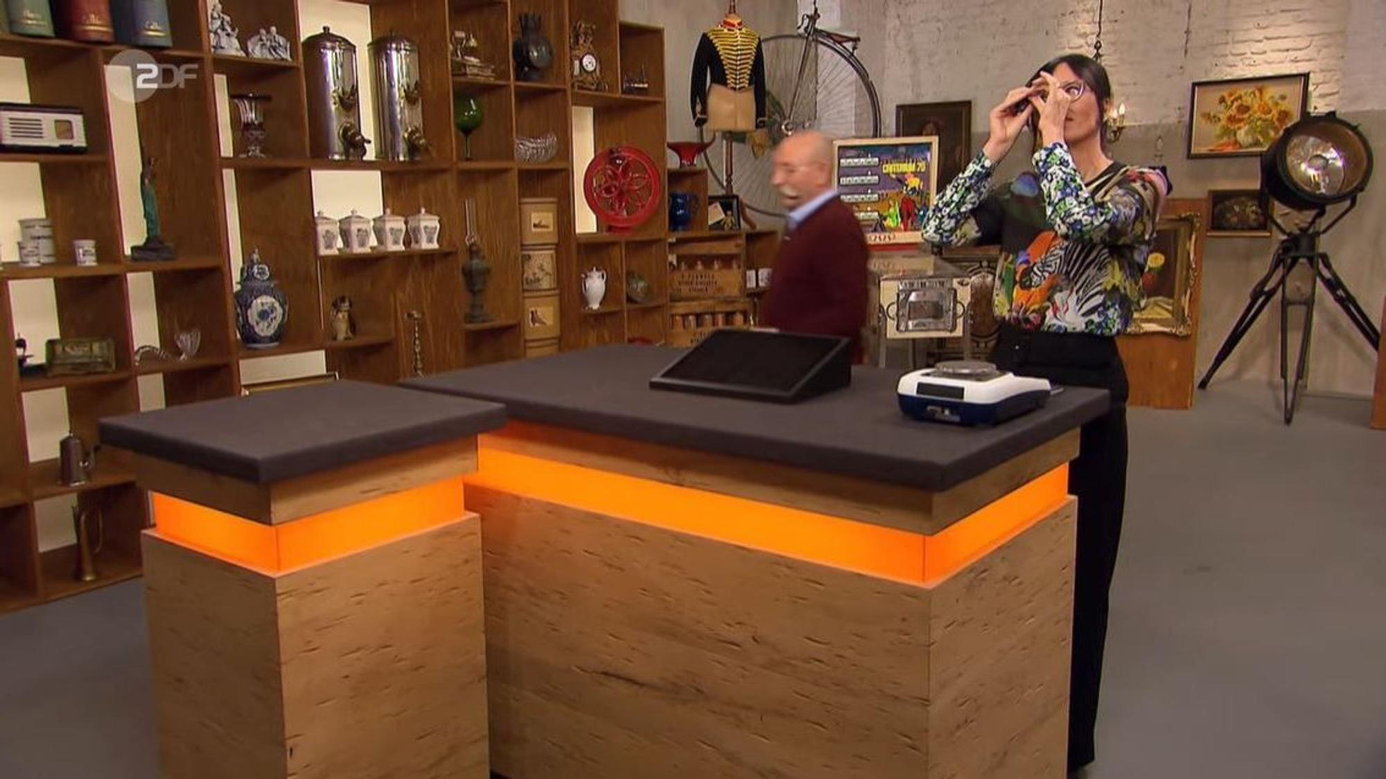Bares für Rares (ZDF-Ausstrahlung vom 22.03.2022
Moderator Horst Lichter und Expertin Dr. Heide Rezepa-Zabel