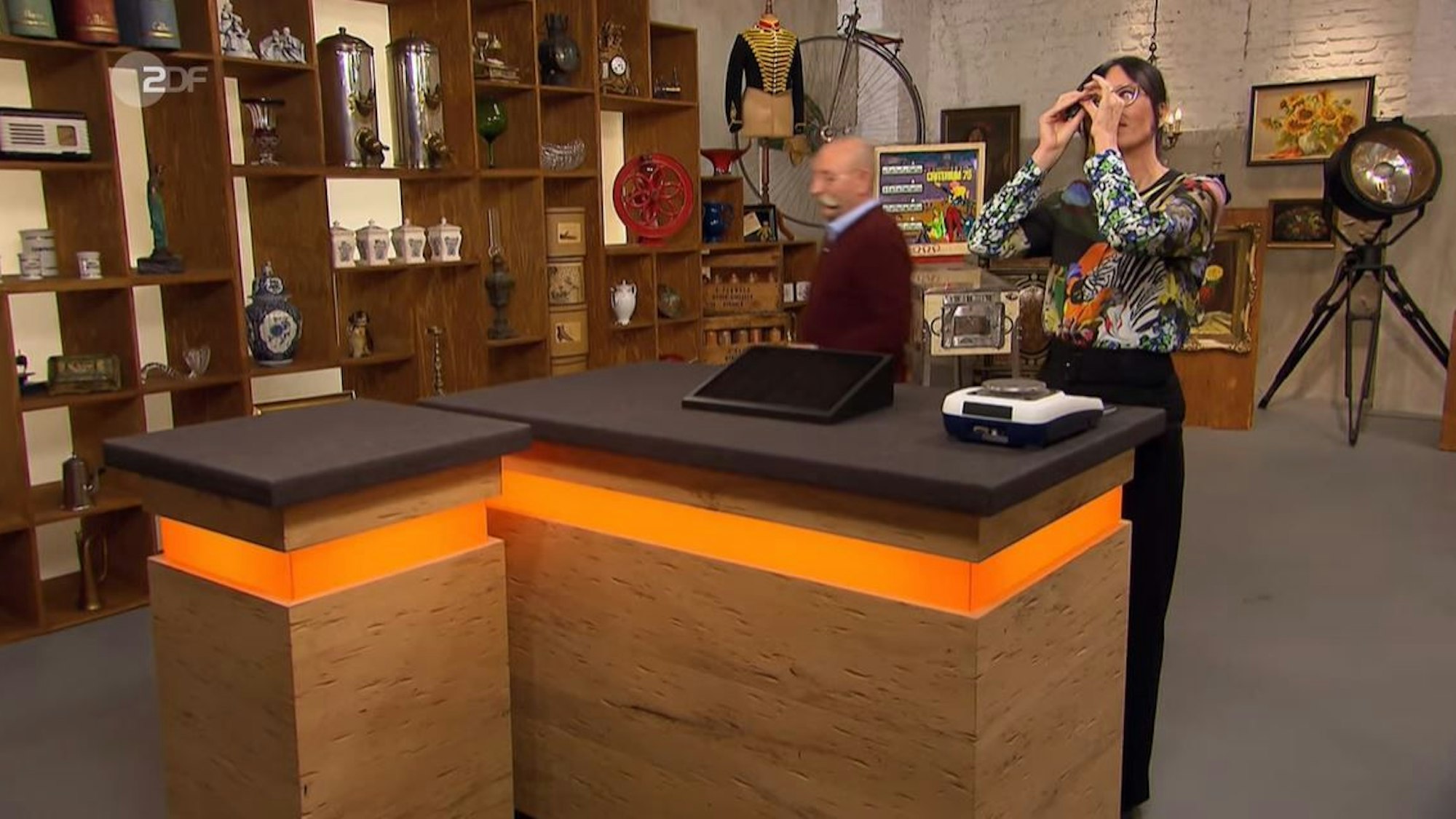 Bares für Rares (ZDF-Ausstrahlung vom 22.03.2022
Moderator Horst Lichter und Expertin Dr. Heide Rezepa-Zabel