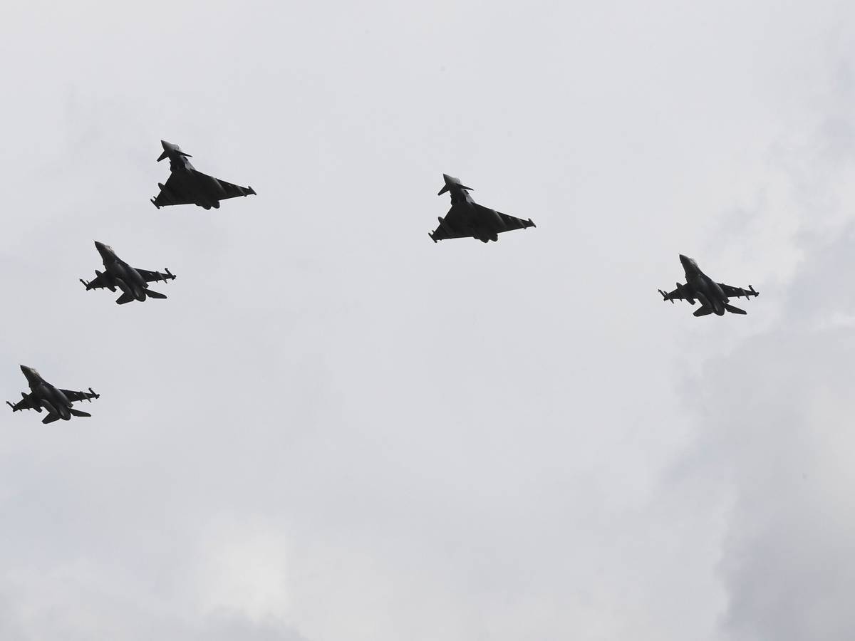 Zwei Eurofightern der Bundeswehr und drei F-16 Bomber im Landeanflug auf den Fliegerhorst Nörvenich.