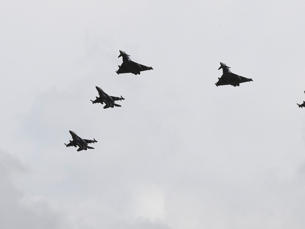 Zwei Eurofightern der Bundeswehr und drei F-16 Bomber im Landeanflug auf den Fliegerhorst Nörvenich.