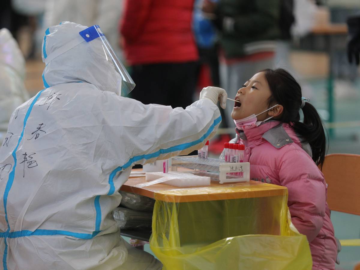 19.03.2022, China, Shenyang: Einem Mädchen in Shenyang in der nordostchinesischen Provinz Liaoning wird eine Abstrichprobe für einen Nukleinsäuretest entnommen.