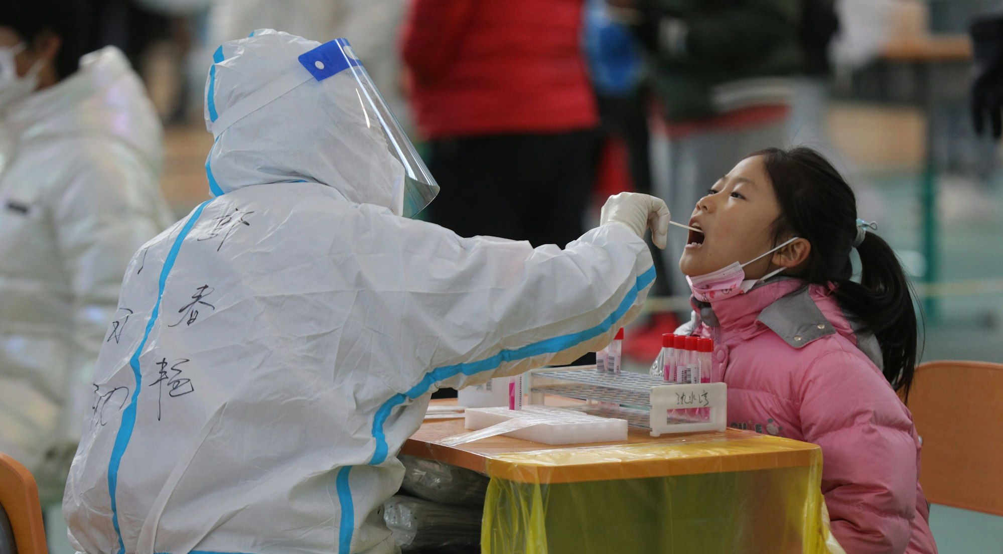 19.03.2022, China, Shenyang: Einem Mädchen in Shenyang in der nordostchinesischen Provinz Liaoning wird eine Abstrichprobe für einen Nukleinsäuretest entnommen.