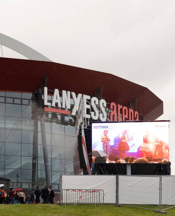 Die Lanxess Arena in Köln-Deutz von außen.