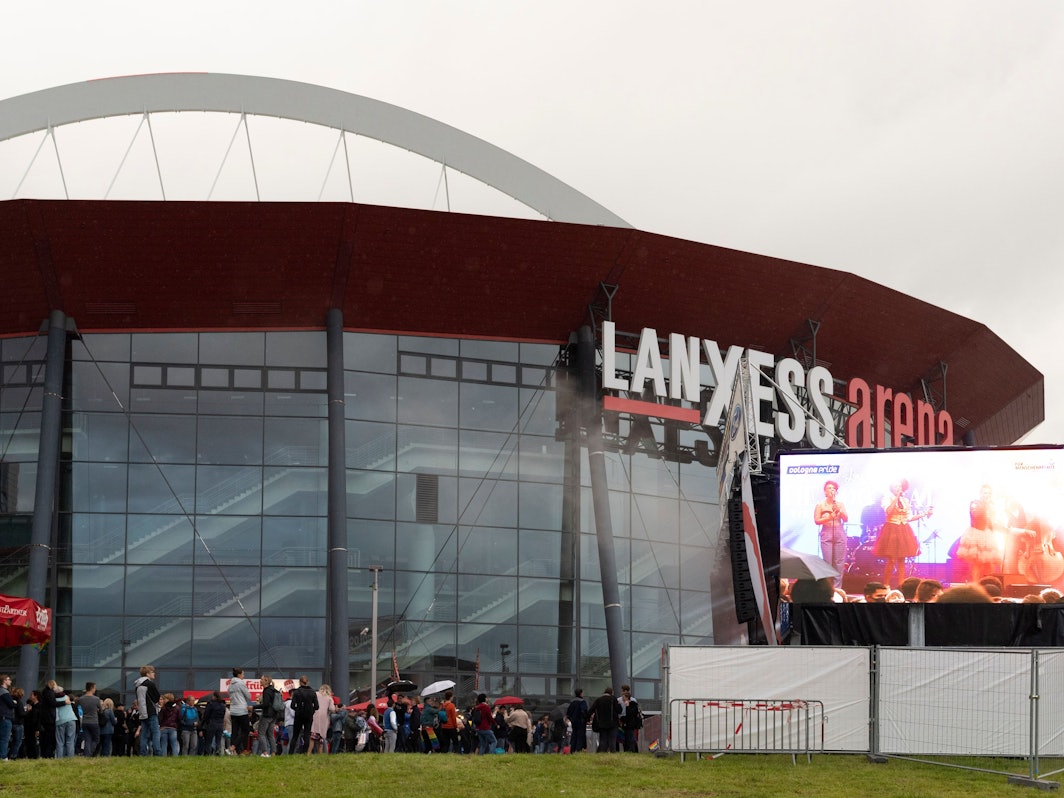 Die Lanxess Arena in Köln-Deutz von außen.