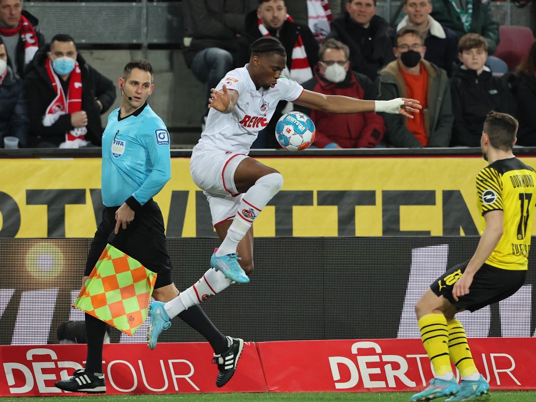 Kingsley Ehizibue spielt mit dem 1. FC Köln gegen Borussia Dortmund.