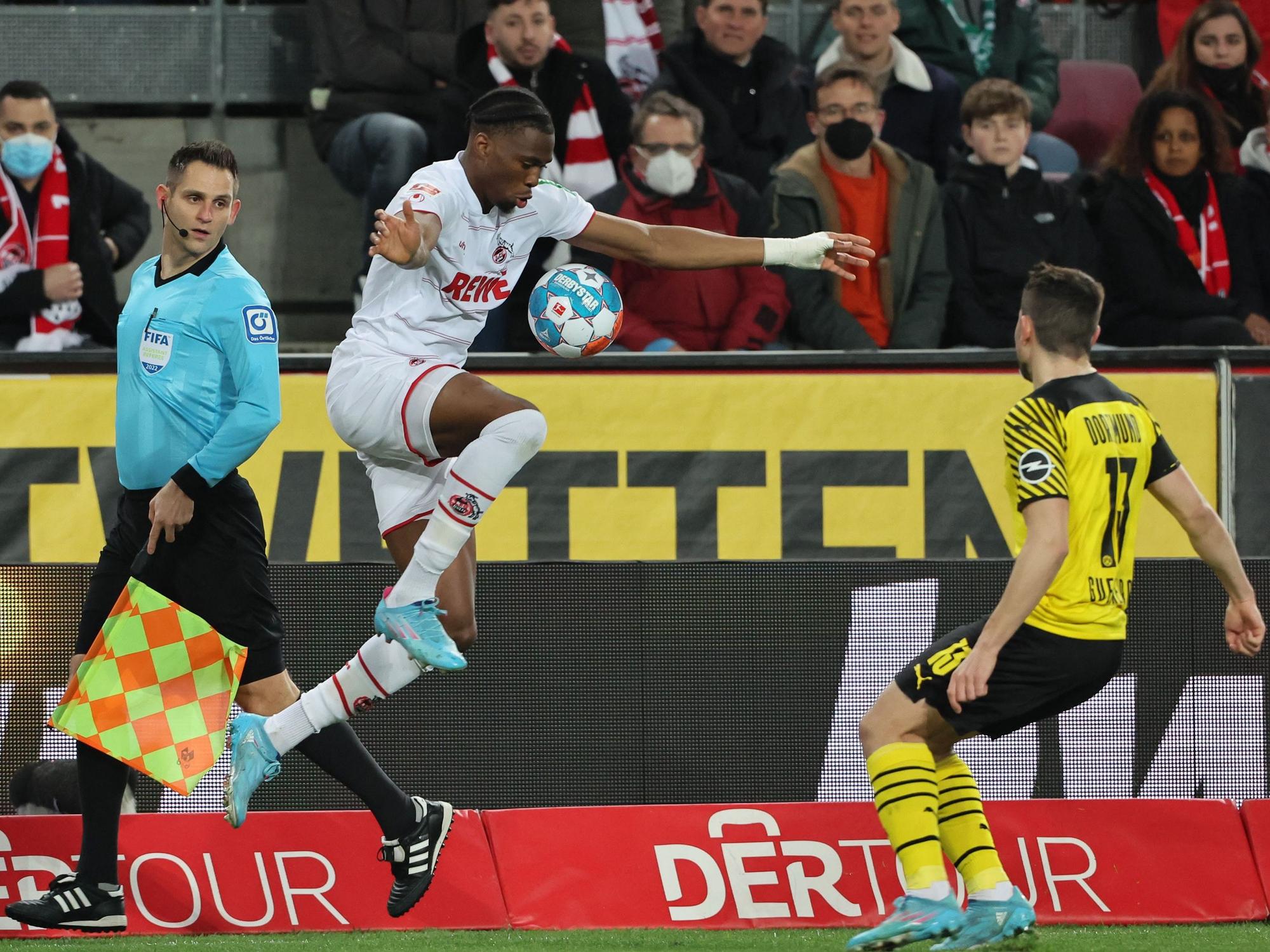 Kingsley Ehizibue spielt mit dem 1. FC Köln gegen Borussia Dortmund.