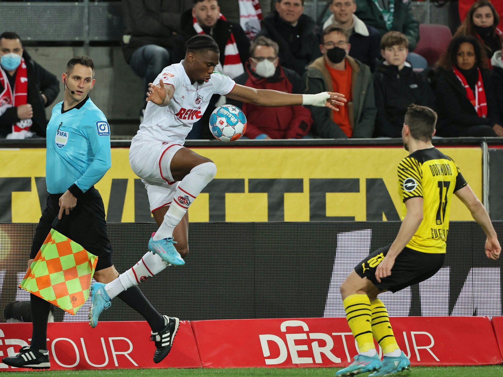 Kingsley Ehizibue spielt mit dem 1. FC Köln gegen Borussia Dortmund.