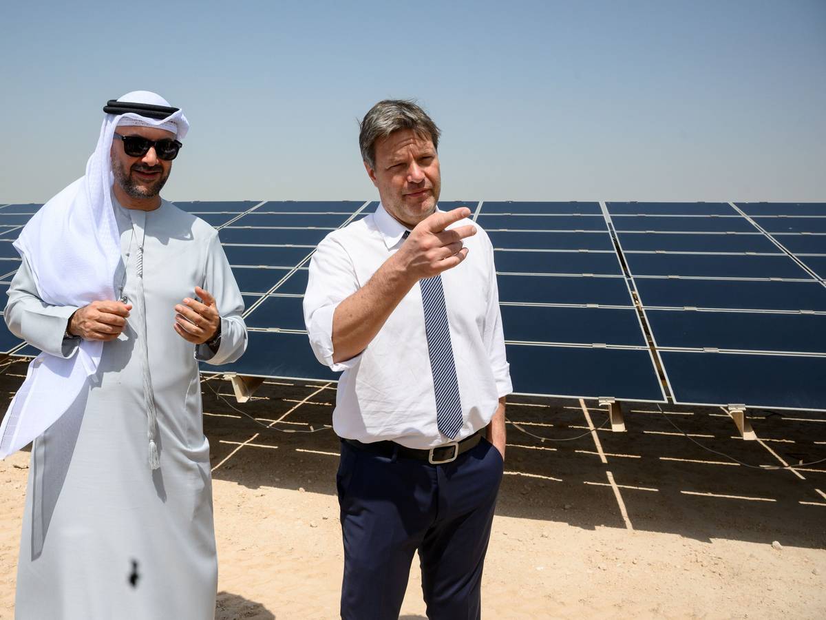 Robert Habeck (Bündnis 90/Die Grünen), Bundesminister für Wirtschaft und Klimaschutz, und Mohamed Jameel Al Ramahi, CEO der Abu Dhabi Future Energy Company, besuchen eine großflächige Solaranlage in der Nähe vom nachhaltigen Städtebauprojekt-
