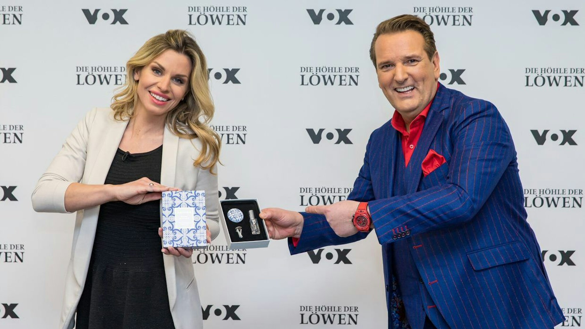 Kim Lohmar überreicht Ralf Dümmel bei die Höhle der Löwen ihren Astalea-Duftstein.