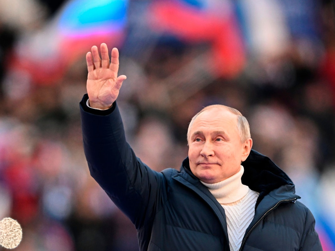 18.03.2022, Russland, Moskau: Das von der staatlichen russischen Nachrichtenagentur Sputnik durch AP veröffentlichte Poolbild zeigt Wladimir Putin, Präsident von Russland, der die Teilnehmer des Konzerts zum achten Jahrestag des Referendums über den Status der Krim und Sewastopols und deren Wiedervereinigung mit Russland begrüßt.