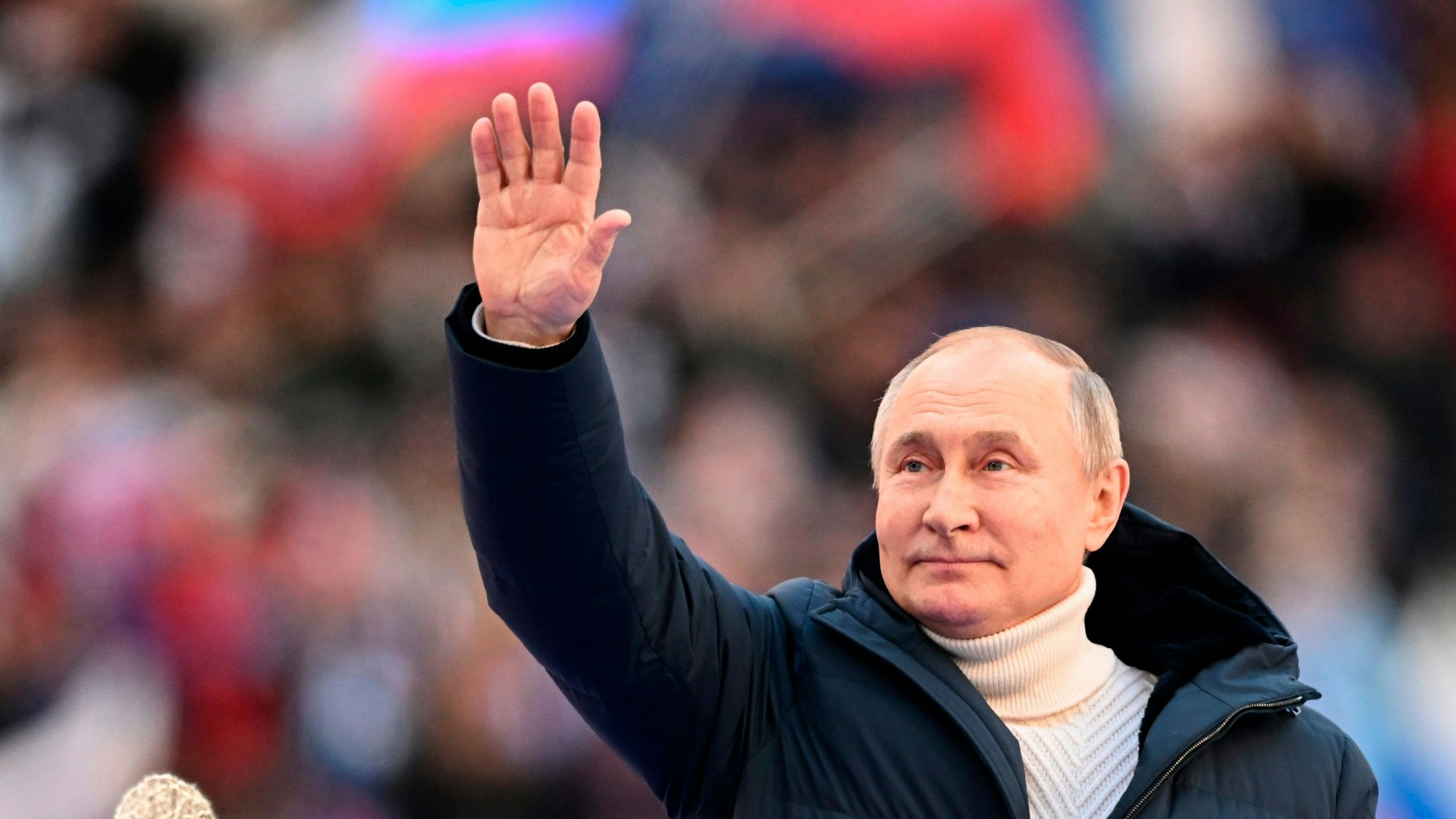 18.03.2022, Russland, Moskau: Das von der staatlichen russischen Nachrichtenagentur Sputnik durch AP veröffentlichte Poolbild zeigt Wladimir Putin, Präsident von Russland, der die Teilnehmer des Konzerts zum achten Jahrestag des Referendums über den Status der Krim und Sewastopols und deren Wiedervereinigung mit Russland begrüßt.