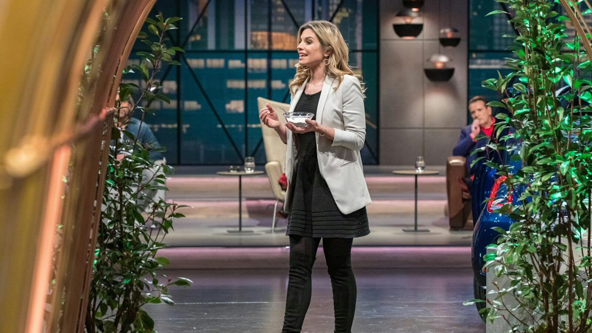 Gründerin Kim Lohmar stellt bei die Höhle der Löwen ihren Duftstein vor.