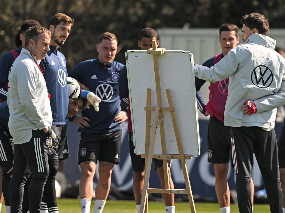 Co-Trainer Danny Röhl (r) und Trainer Hansi Flick (l) mit der Mannschaft.