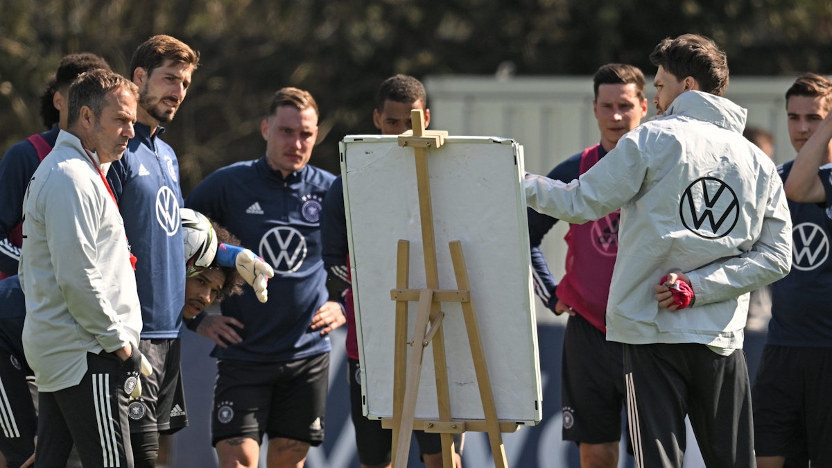 Co-Trainer Danny Röhl (r) und Trainer Hansi Flick (l) mit der Mannschaft.