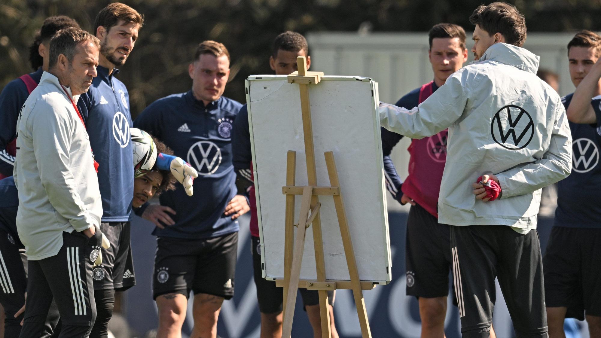 Co-Trainer Danny Röhl (r) und Trainer Hansi Flick (l) mit der Mannschaft.