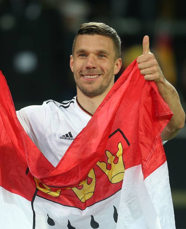 Lukas Podolski spielt für Deutschland gegen England.