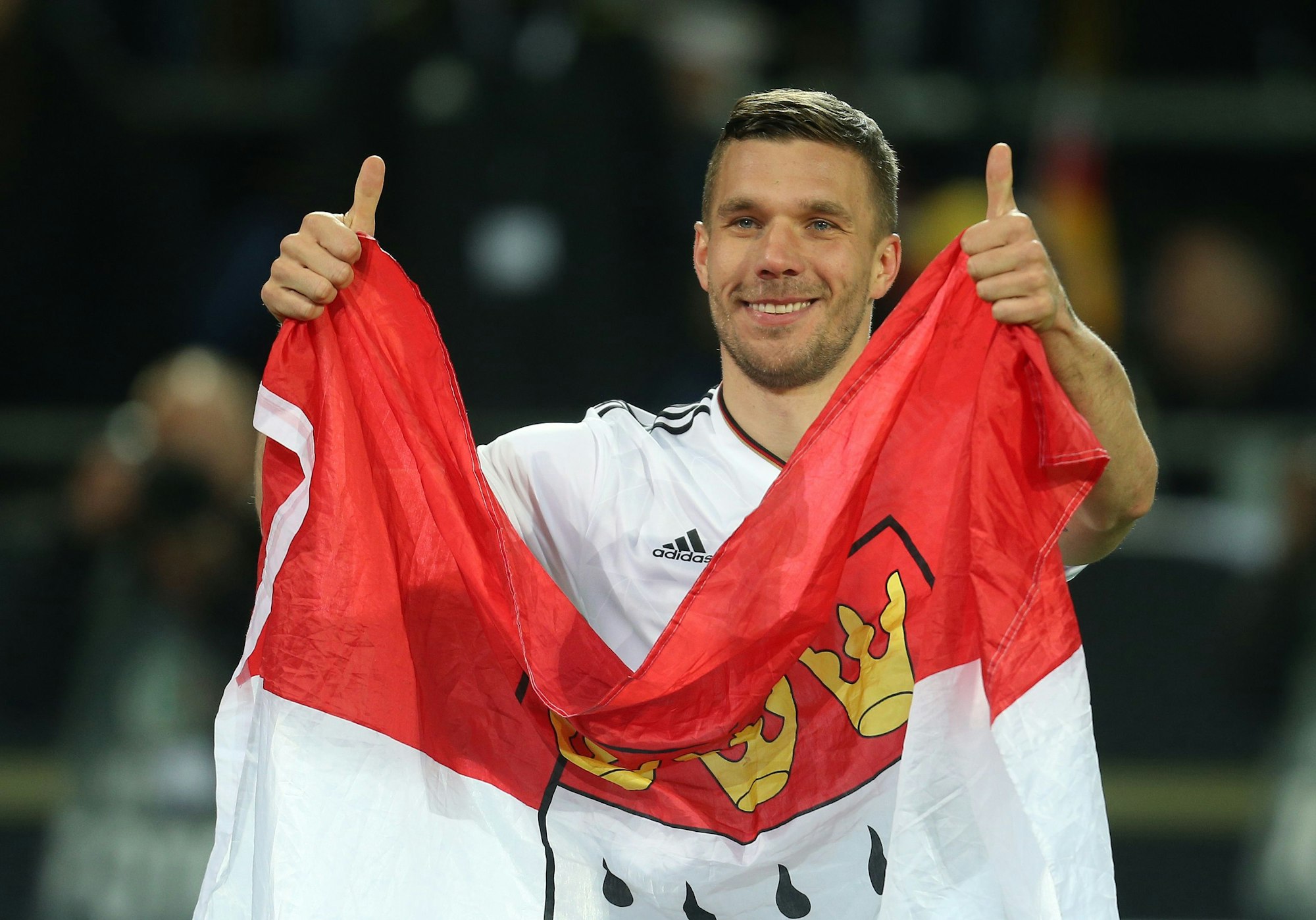 Lukas Podolski spielt für Deutschland gegen England.