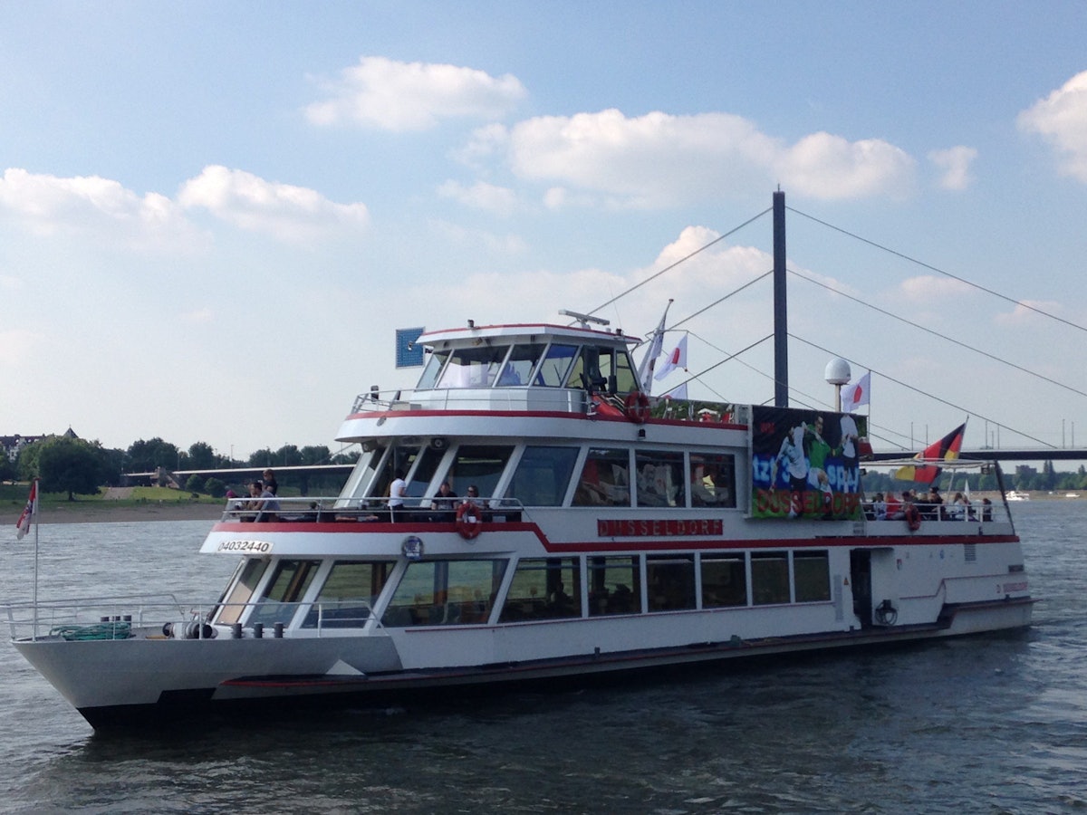 Die „MS Stadt Düsseldorf“ auf dem Rhein. Vor dem Düsseldorfer Landgericht wird am kommenden Dienstag (29. März 2022) ein Rechtsstreit um das Schiff verhandelt.