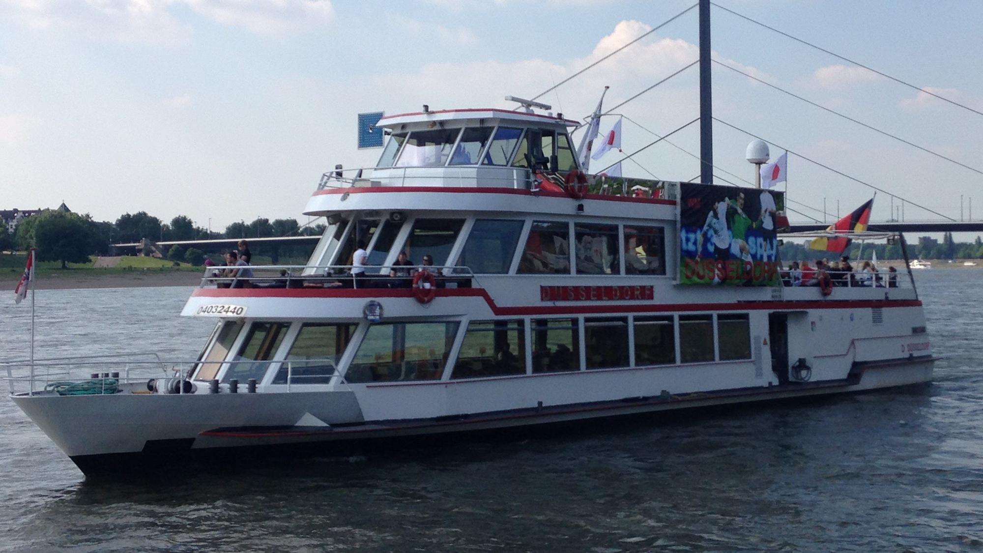 Ein Schiff fährt auf dem Rhein in Düsseldorf.