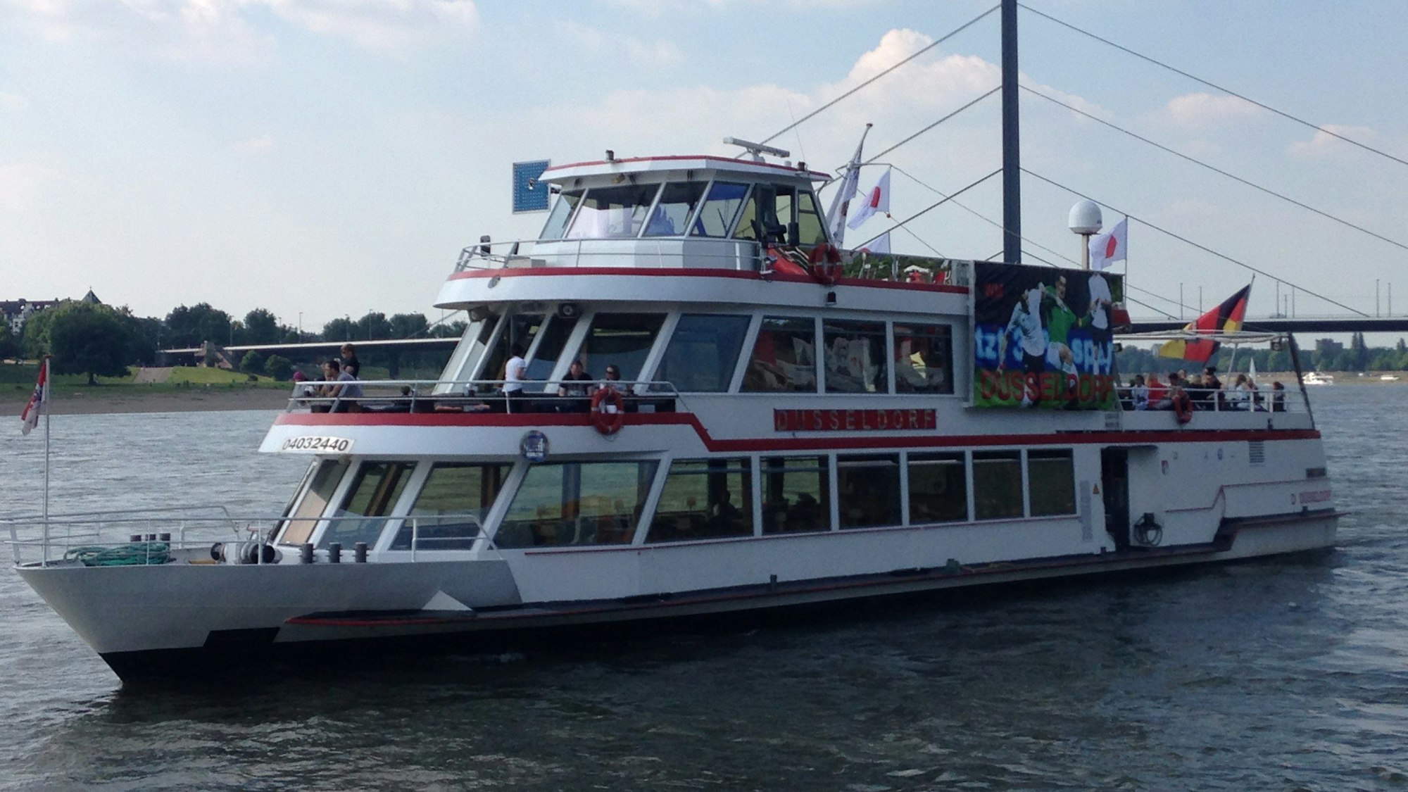 Ein Schiff fährt auf dem Rhein in Düsseldorf.