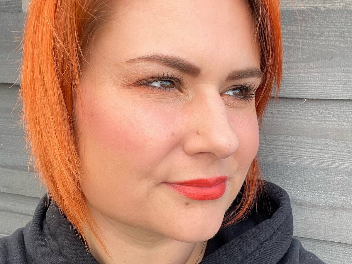 Ann Kristin aus Düren steht vor einem Gebäude und schaut an der Kamera vorbei.