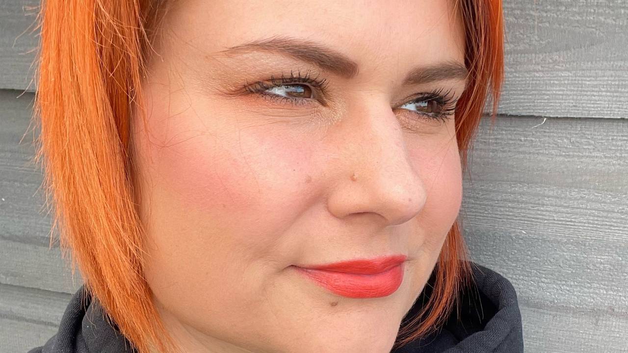 Ann Kristin aus Düren steht vor einem Gebäude und schaut an der Kamera vorbei.