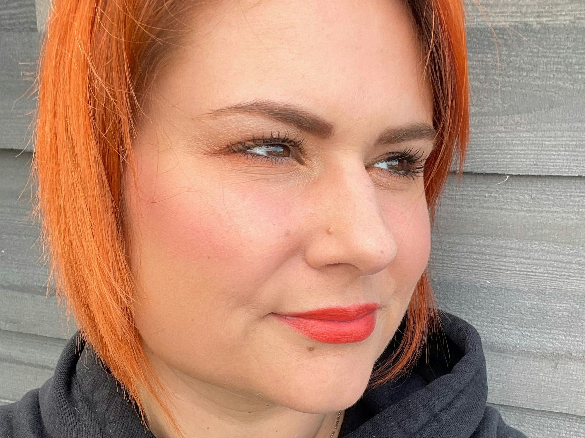 Ann Kristin aus Düren steht vor einem Gebäude und schaut an der Kamera vorbei.