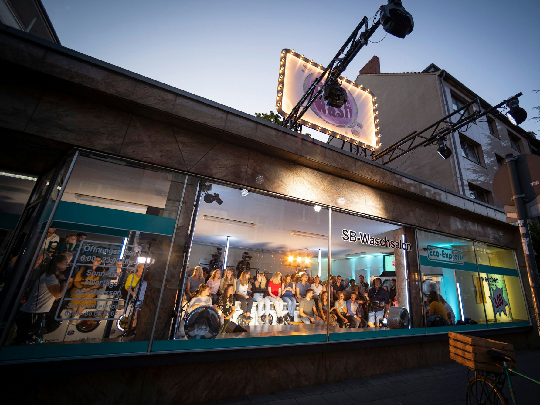 Der Waschsalon der NightWash-Show von außen.