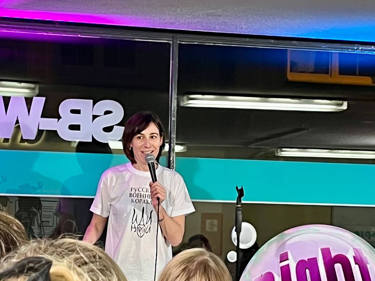 Olga Stetsenko bei ihrem Auftritt bei der Comedyshow NightWash.