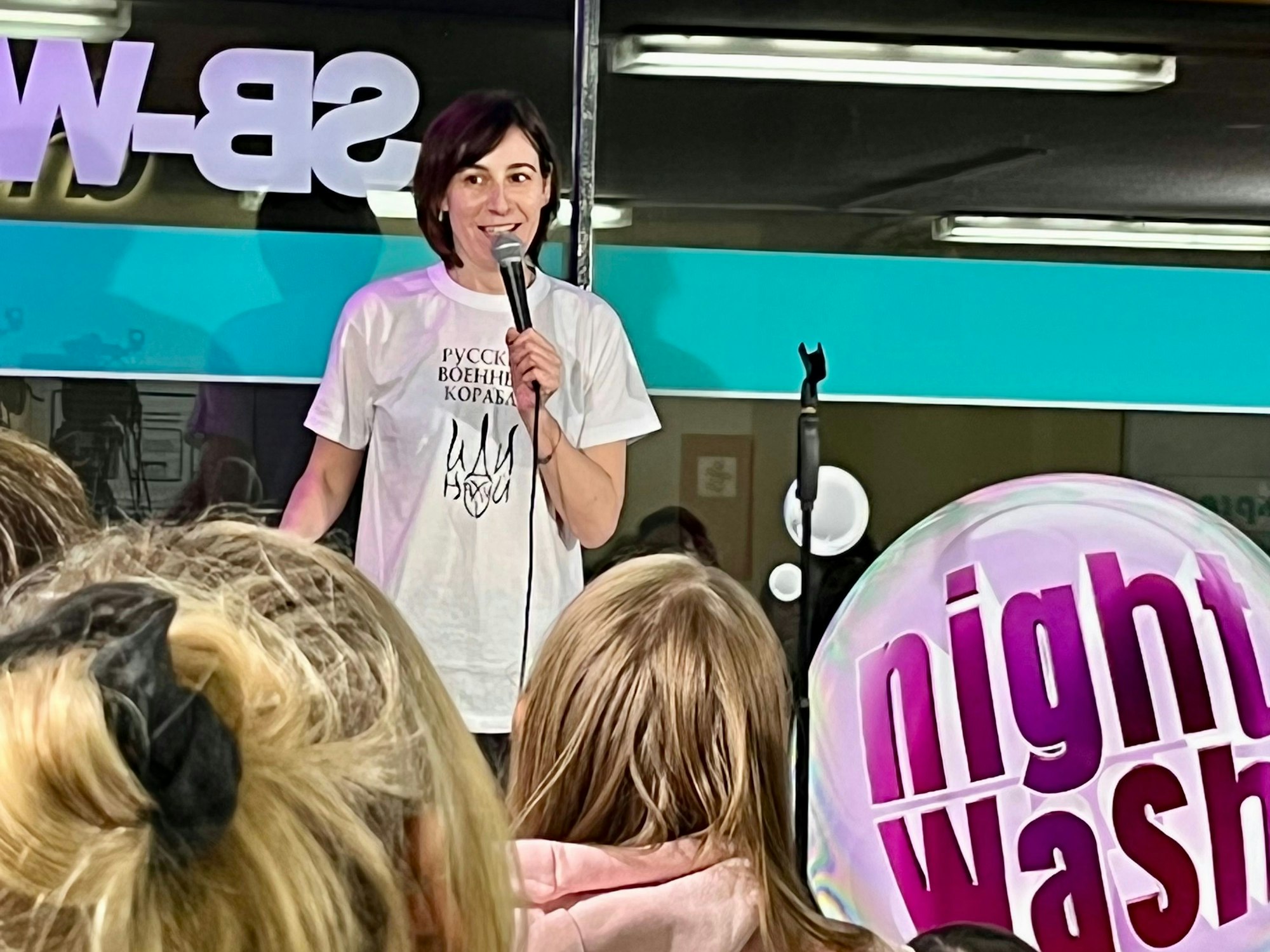 Olga Stetsenko bei ihrem Auftritt bei der Comedyshow NightWash.